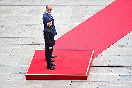 Fabian Sommer/dpa | Bundeskanzler Friedrich Merz empfing den ukrainischen Präsidenten Selenskyj mit militärischen Ehren. 