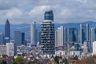 Andreas Arnold/dpa | Der Neue Henninger-Turm, ein Wohnhochhaus, im Frankfurter Süden. (Archivbild)