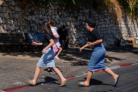 Ariel Schalit/AP/dpa | In mehreren Teilen Israels wurde Luftalarm ausgelöst.