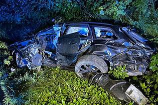 Foto: Polizei Lippe / Zerstörter Wagen nach Unfall Hamelner Str.