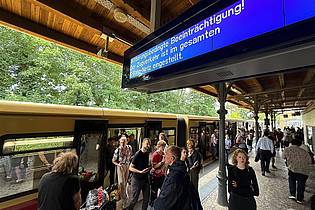 Michael Brandt/dpa | Der gesamte S-Bahn-Verkehr wurde am Abend eingestellt.