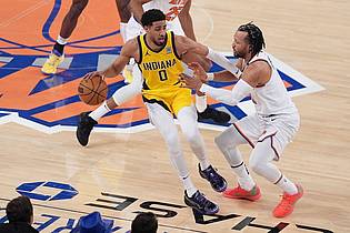 Frank Franklin II/AP/dpa | Indianas Tyrese Haliburton (l.) verlor das Duell der Star-Spielmacher klar gegen Jalen Brunson.