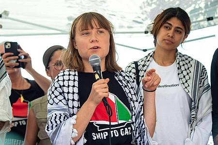 Salvatore Cavalli/AP/dpa | Greta Thunberg kurz vor der Abfahrt auf Sizilien. (Archivbild)