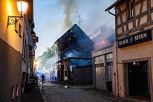 Joshua Rzepka/onw-images/dpa | Der Schaden dürfte nach ersten Einschätzungen der Feuerwehr in die Millionen gehen.