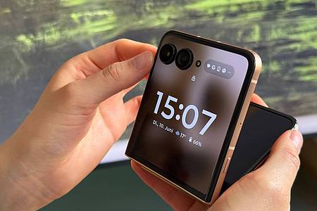 Christoph Dernbach/dpa-tmn | Kein Sensibelchen: Der Klappmechanismus des Razr 60 Ultra ist robust geraten.