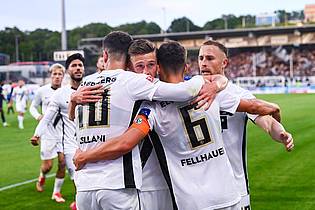 Silas Schüller/DEFODI Images/dpa | Die Elversberger Spieler jubeln über das Ausgleichstor.