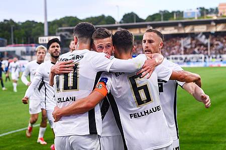 Silas Schüller/DEFODI Images/dpa | Die Elversberger Spieler jubeln über das Ausgleichstor.