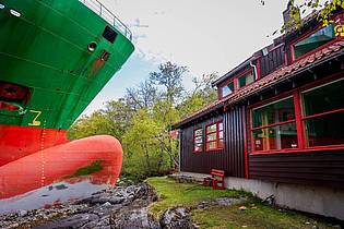Jan Langhaug/NTB/dpa | Das Schiff hätte beinahe ein Haus im norwegischen Trondheimsfjord gerammt.