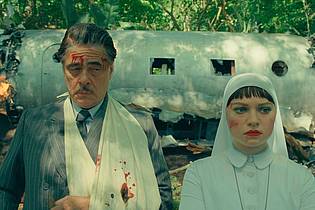 Courtesy of Focus Features/Universal/dpa | Benicio Del Toro als Zsa-Zsa Korda und Mia Threapleton as Liesl in einer Szene des Films «Der phönizische Meisterstreich».