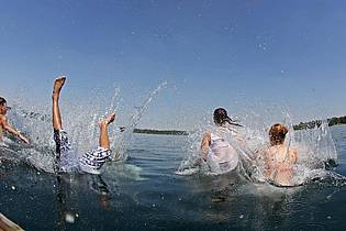 picture alliance / dpa | Frühzeitig informieren: Die Wasserqualität kann vor dem Badeausflug online geprüft werden.