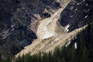 Jean-Christophe Bott/KEYSTONE/dpa | Unter dem Druck von abbröckelnden Gesteinsmassen ist der Gletscher abgebrochen. 
