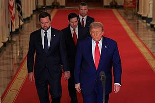 Carlos Barria/Reuters Pool via AP/dpa | Das US-Militär hat drei iranische Nuklear- und Militäranlagen angegriffen.