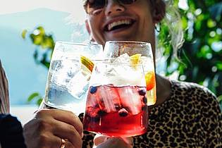 Lantenhammer Destillerie/dpa-tmn | Ein leichter Sommerspritz mit ganzen Früchten soll erfrischen und nicht umhauen. 