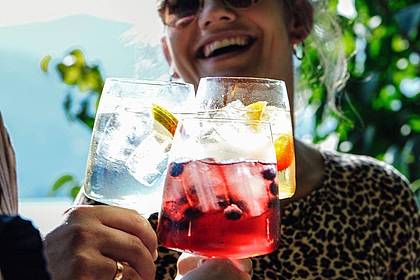 Lantenhammer Destillerie/dpa-tmn | Ein leichter Sommerspritz mit ganzen Früchten soll erfrischen und nicht umhauen. 