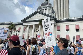 Kate Payne/AP/dpa | Auch in Florida, wo Trumps Republikaner politisch stark sind, gingen tausende auf die Straße.