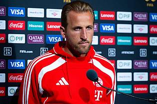 Sven Hoppe/dpa | Harry Kane beantwortet Reporterfragen im Hard Rock Stadium.