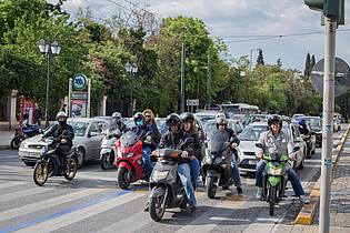 Socrates Baltagiannis/dpa | Besser mit Helm - sonst kann es in Griechenland teuer werden.