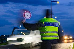 Patrick Pleul/dpa | Die Bundesregierung hält an Zurückweisungen von Asylsuchenden an Grenzen fest. Doch zwischen den Koalitionspartnern Union und SPD droht bei dem Thema ein Streit. (Archivbild)
