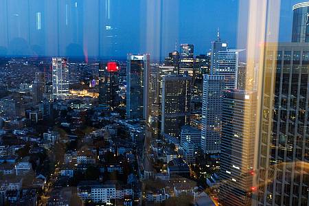 Lando Hass/dpa | Die «NFT-Skybar» in Frankfurt mit Platz für 200 Gäste und Blick auf das Hochhauspanorama befindet sich in 185 Metern Höhe.
