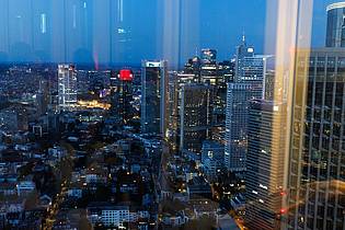 Lando Hass/dpa | Die «NFT-Skybar» in Frankfurt mit Platz für 200 Gäste und Blick auf das Hochhauspanorama befindet sich in 185 Metern Höhe.