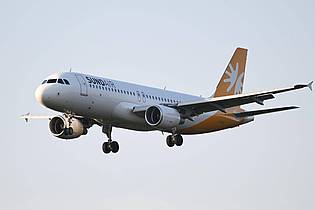 Arne Dedert/dpa | Der Sonderflieger landete am Mittwochabend in Frankfurt am Main. 