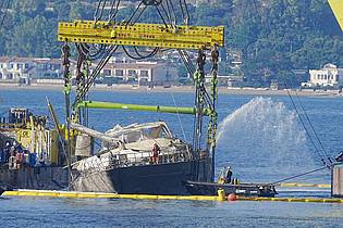 Peter Byrne/PA Wire/dpa | Das Wrack musste leergepumpt und stabilisiert werden, bevor es für weitere Untersuchungen in den Hafen von Termini Imerese geschleppt werden soll.