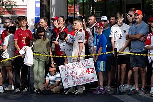 Sven Hoppe/dpa | Fans warten am Teamhotel auf die Ankunft der Bayern-Stars.