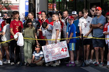 Sven Hoppe/dpa | Fans warten am Teamhotel auf die Ankunft der Bayern-Stars.