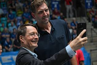 Arne Dedert/dpa | Zu Gast beim Timo-Boll-Abschied:  Der frühere Bundesgesundheitsminister Karl Lauterbach (SPD, l) und Basketball-Legende Dirk Nowitzki.