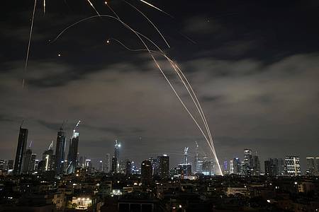Leo Correa/AP/dpa | Die Angriffe des Irans auf Israel gehen weter. 