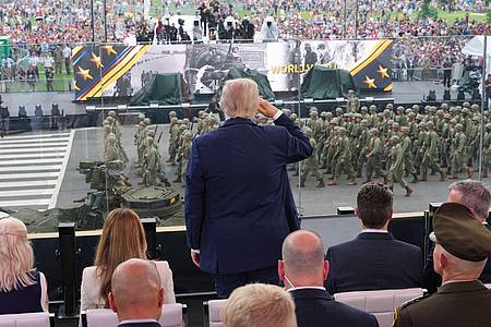 Doug Mills/Pool The New York Times/AP/dpa | Trump schaut sich an seinem Geburtstag die Militärparade an. 