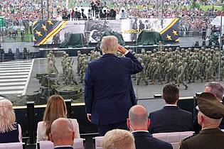 Doug Mills/Pool The New York Times/AP/dpa | Trump schaut sich an seinem Geburtstag die Militärparade an. 
