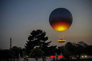 Aurelien Morissard/AP/dpa | Viele Menschen in Paris hatten sich gewünscht, dass der olympische Ballon wieder in die Stadt zurückkehrt.