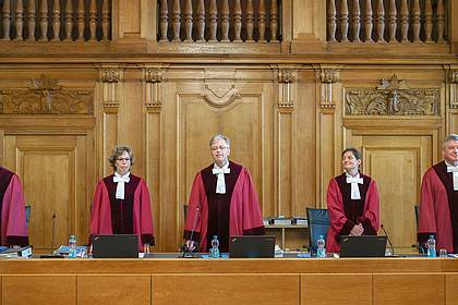 Jan Woitas/dpa | Der 6. Senat mit dem Vorsitzenden Richter Ingo Kraft (M) bei der Verhandlung des Bundesverwaltungsgerichts. (Archivbild) 