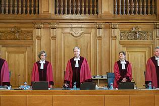 Jan Woitas/dpa | Der 6. Senat mit dem Vorsitzenden Richter Ingo Kraft (M) bei der Verhandlung des Bundesverwaltungsgerichts. (Archivbild) 