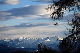 Barbara Gindl/APA/dpa | Blick aufs Tennengebirge im österreichischen Bundesland Salzburg: Eine Familie mit drei Kindern aus Baden-Württemberg steckte im Tennengebirge in einem Altschneefeld fest.