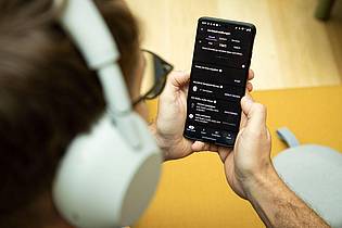 Christin Klose/dpa-tmn | Die App Sound Connect erlaubt Feineinstellungen des Klangs, will dafür aber auch ganz schön viel Informationen haben. Es geht mit etwas Verzicht auch ohne sie.