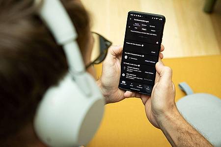 Christin Klose/dpa-tmn | Die App Sound Connect erlaubt Feineinstellungen des Klangs, will dafür aber auch ganz schön viel Informationen haben. Es geht mit etwas Verzicht auch ohne sie.