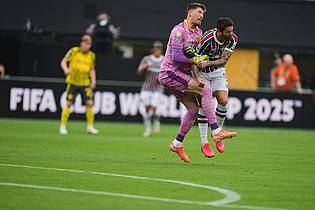 Seth Wenig/AP/dpa | BVB-Keeper Gregor Kobel im Zusammenstoß mit Fluminenses Everaldo. 