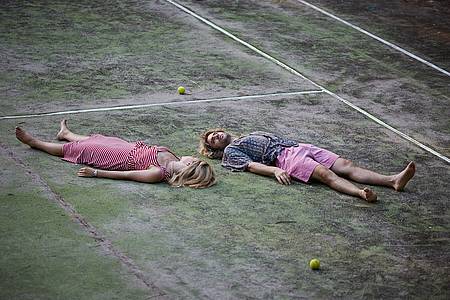 Steffi Graf und Andre Agassi liegen auf dem Tennisplatz - Perfect Match auf Prime Video.