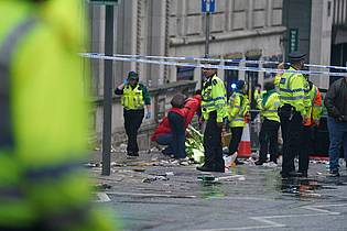 Owen Humphreys/PA/AP/dpa | In Liverpool sind etliche Polizei- und Rettungskräfte im Einsatz.