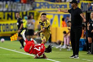 Sven Hoppe/dpa | Rasanter Zweikampf zwischen Bayerns Michael Olise (Nr. 17) und Alan Velasco von Boca.