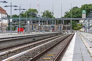 Andreas Gora/dpa | Der heftige Wind hat auch Auswirkungen auf den Bahnverkehr.