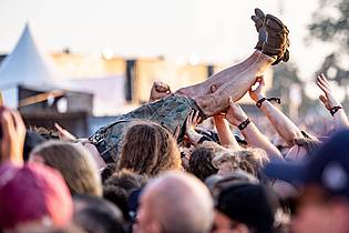 Axel Heimken/dpa/dpa-tmn | Ganz im Moment leben: Festival-Fans lieben es, dem Alltag für drei, vier Tage ganz fern zu sein. 