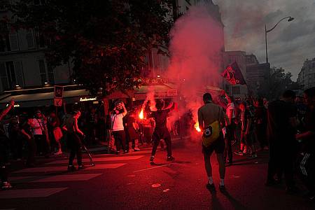 Aurelien Morissard/AP/dpa | Der Champions-League-Titel wurde längst nicht nur friedlich gefeiert.