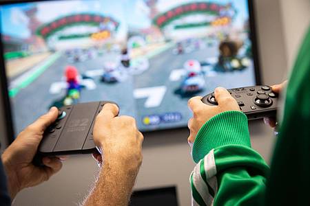 Christin Klose/dpa-tmn | Switch pur: Auch die 2. Konsolengeneration steht für Spaß mit Freunden im Multiplayer-Modus daheim auf dem Sofa. 