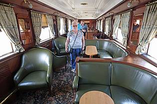 Matthias Bein/dpa | Blick in einen historischen Reisezugwagen Rheingold.