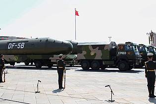 Rolex Dela Pena/Pool/EPA/POOL/dpa | Chinesische Militärfahrzeuge mit Atomraketen während einer Parade in Peking. (Archivbild)
