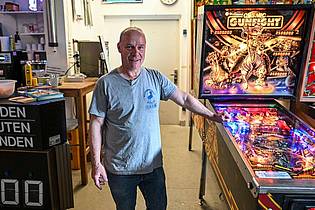 Jens Kalaene/dpa | «Angefangen zu flippern habe ich mit 15, aufgehört mit 16 ? die Arbeit war wichtiger», erzählt der 59-jährige Elektromeister. Doch die Faszination ließ ihn nie los.