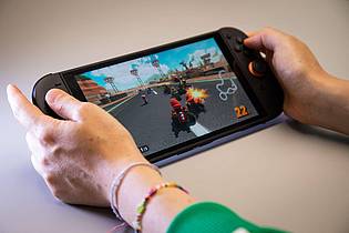 Christin Klose/dpa-tmn | Die Switch 2 im Handheld-Modus.